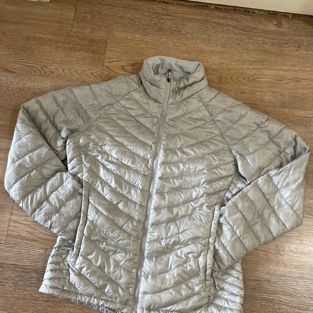 The North Face Gray Puffer Jacket Lightweight Insulated
Pre owned in good shape